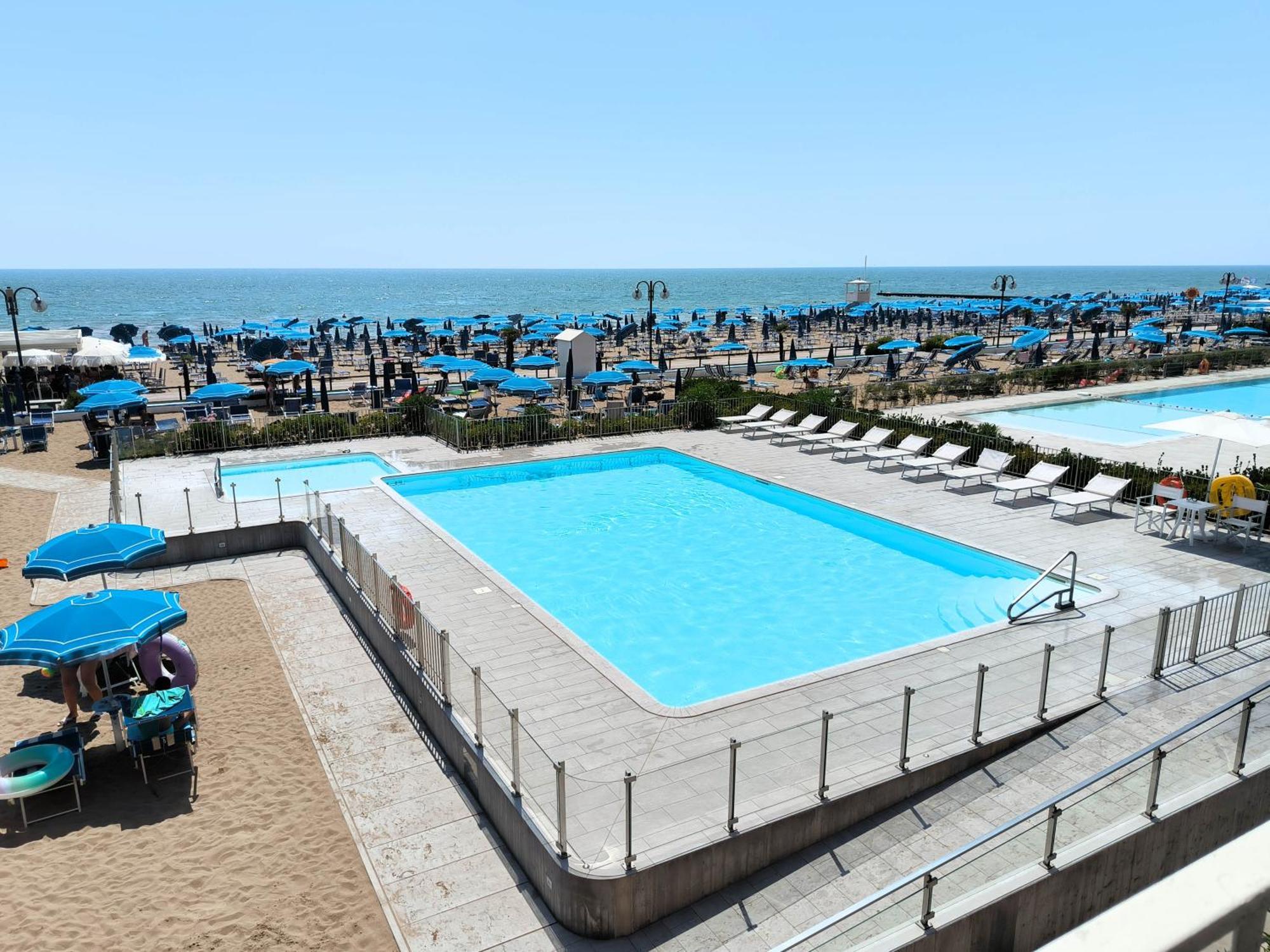 Апартаменты Apollo Fronte Mare Лидо-ди-Езоло Экстерьер фото